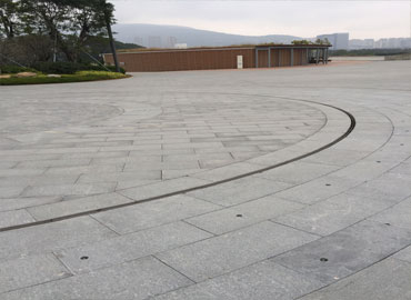 弧形線性排水溝在展覽館的應(yīng)用